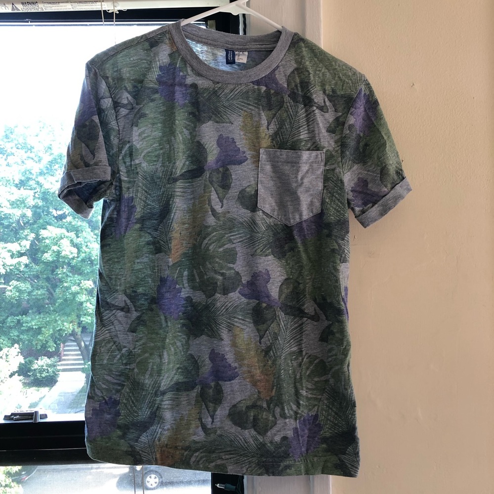 Tropical floral tee! 🌿😎